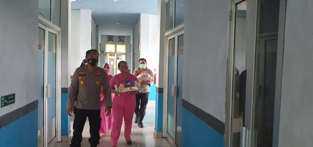 Kapolres Kolut Jenguk Anggotanya Yang Dirawat di RS