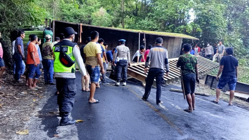 Kurang Jeli, Truk Asal Sulsel Terguling di Letter S Walasiho Kolut