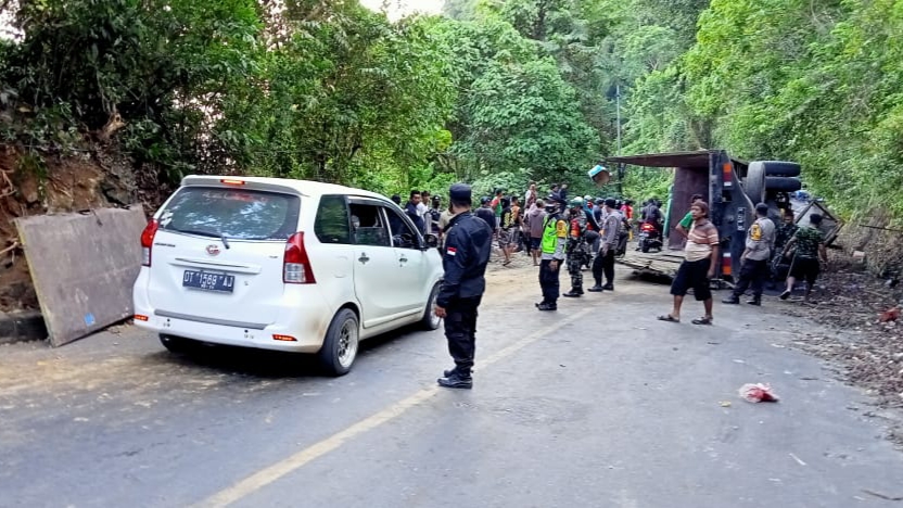Kurang Jeli, Truk Asal Sulsel Terguling di Letter S Walasiho Kolut