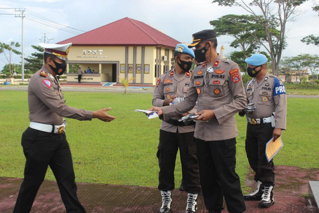 Kapolres Kolut Bagikan Seribuan Masker ke Anggota