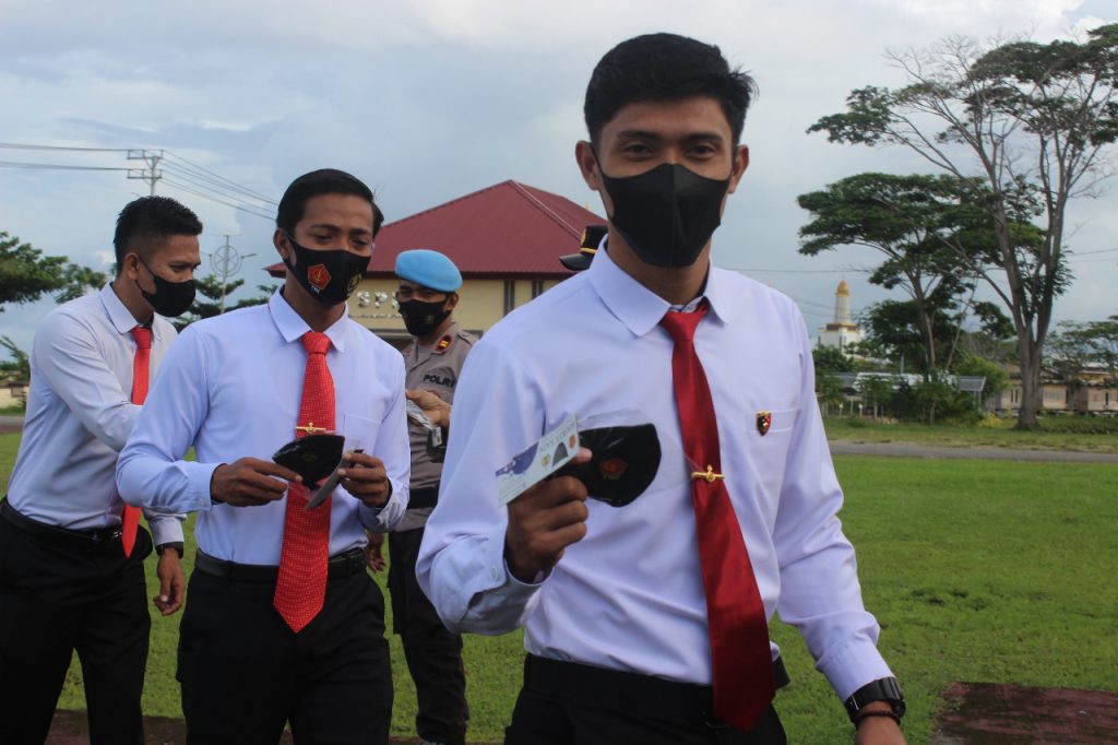 Kapolres Kolut Bagikan Seribuan Masker ke Anggota